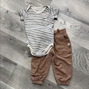 Easy Peasy Outfit‎ Size 12M